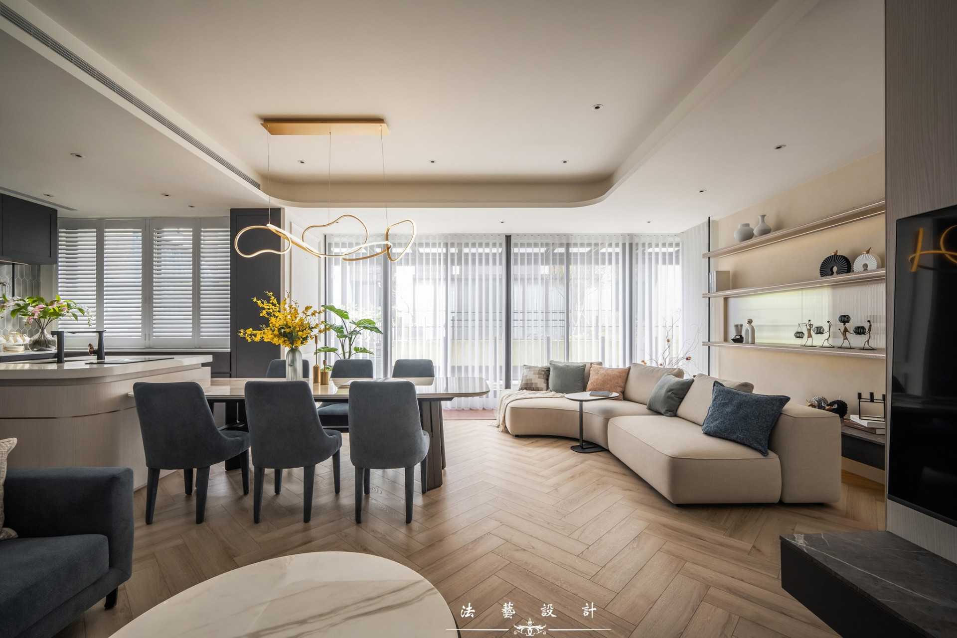 二樓整合客廳、餐廳與廚房，除了大餐廳與中島之外，配置兩處沙發，並規劃連續動線，讓屋主能自在地邀請親朋好友來家中聚會，延伸家的溫度。