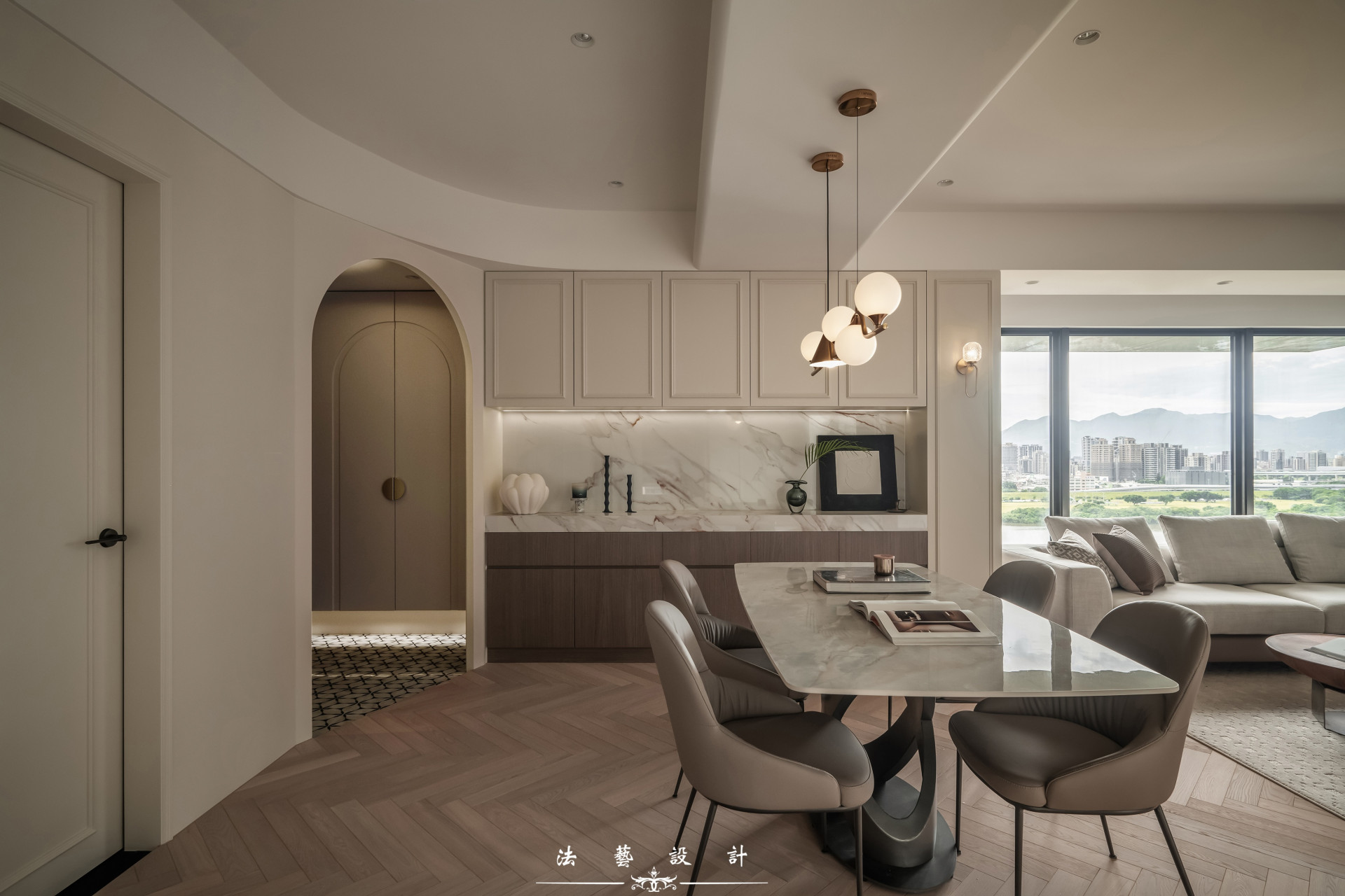 屋主最喜愛的玄關拱門設計，為每天回家的瞬間增添儀式感，一踏進門就能感受到舒適與順心，讓家的第一印象就充滿溫暖與美好氛圍。